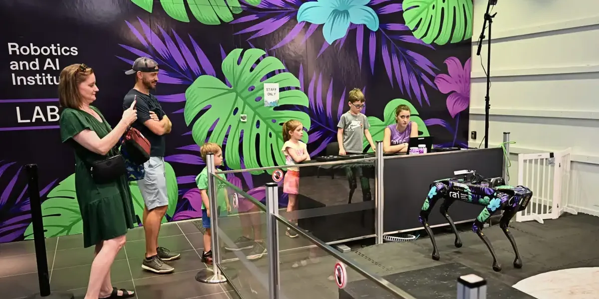 Read more about the article Boston Dynamics Spot’s Interaction With the Public